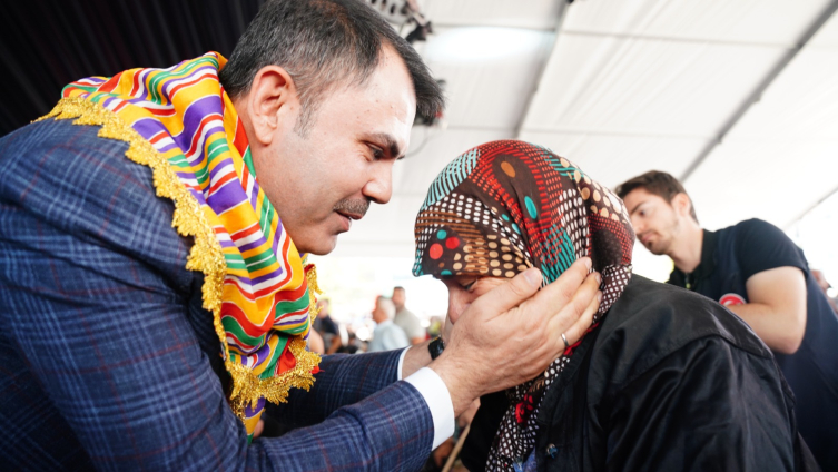 Sındırgılı köylüler evlerinin temelini Bakan Kurum ile birlikte attı